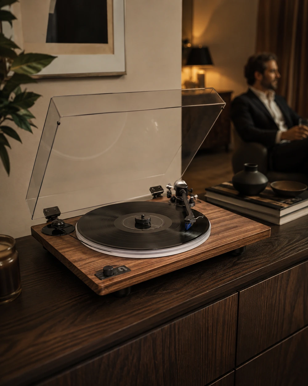Platine audiophile en noyer avec plateau acrylique dépoli et bras noir dans un salon chaleureux