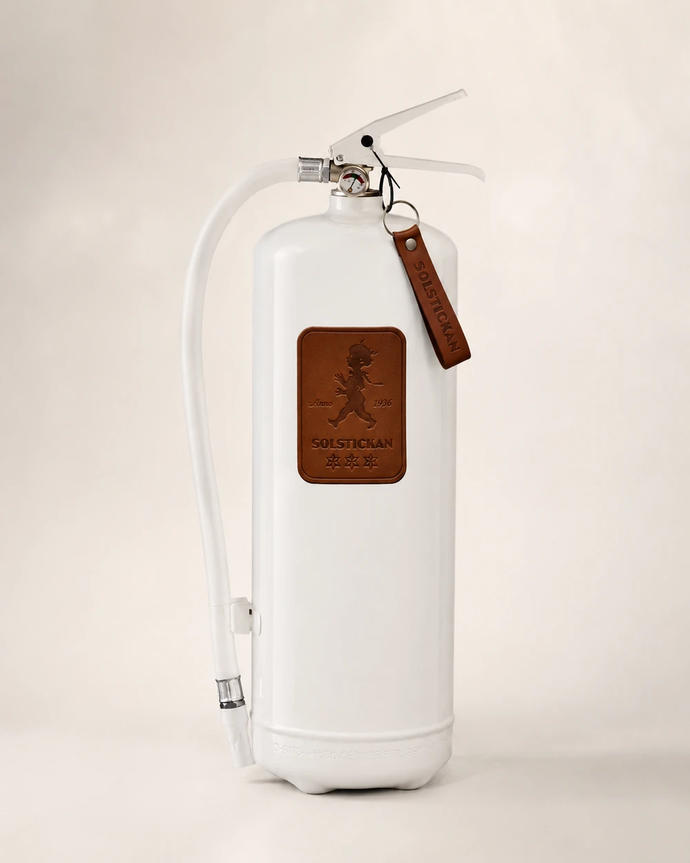 Extincteur blanc Solstickan avec écusson et dragonne en cuir cognac
